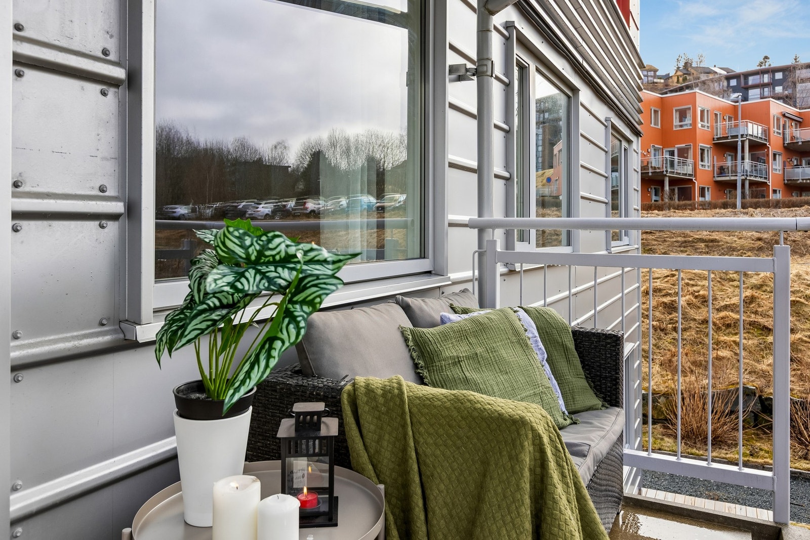 Fra stuen er det utgang til en balkong med plass til utemøbler. Galleribilde