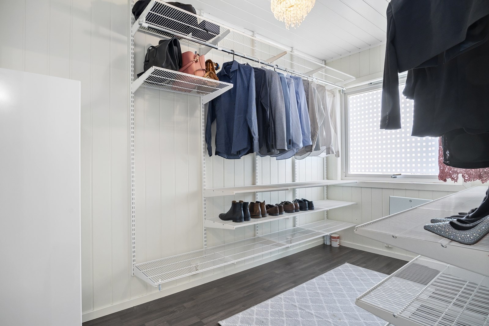 Walk-in-garderobe som alternativt kan benyttes som et fjerde soverom. Galleribilde