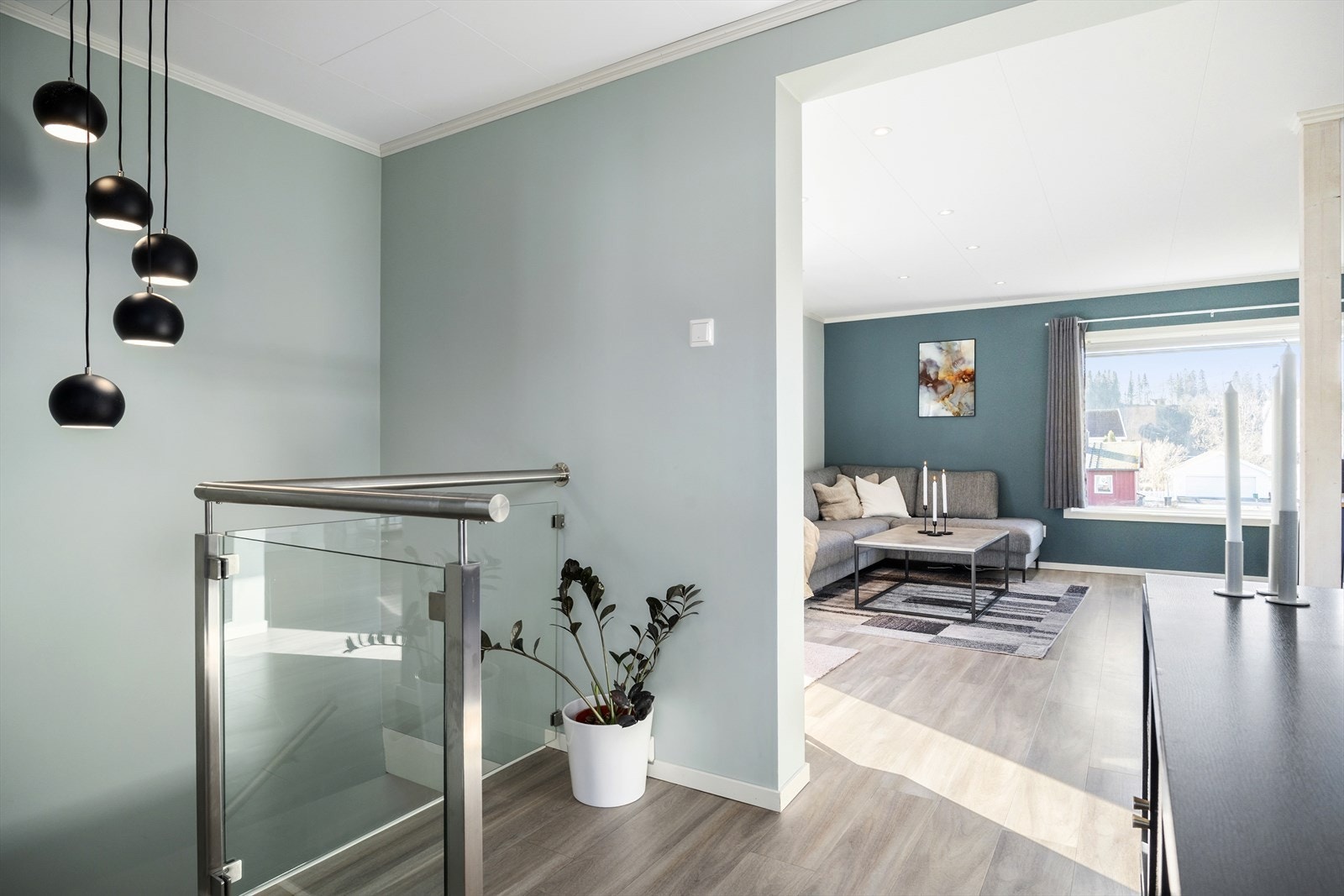 Nyere glassrekkverk montert i trappen i 2020. Galleribilde