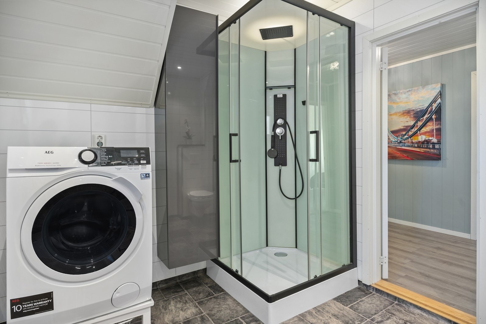 Uttak for vaskemaskin på badet. Galleribilde