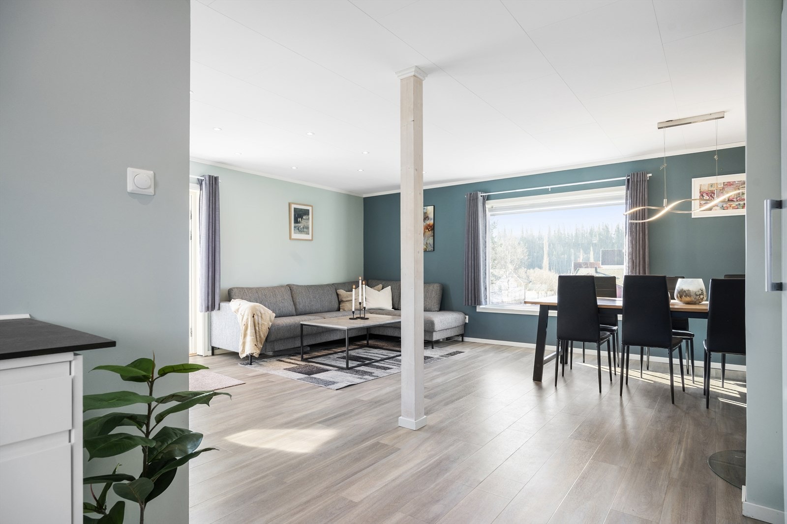 Hovedplan med fine gulvflater og moderne fargetoner gjennomgående. Galleribilde
