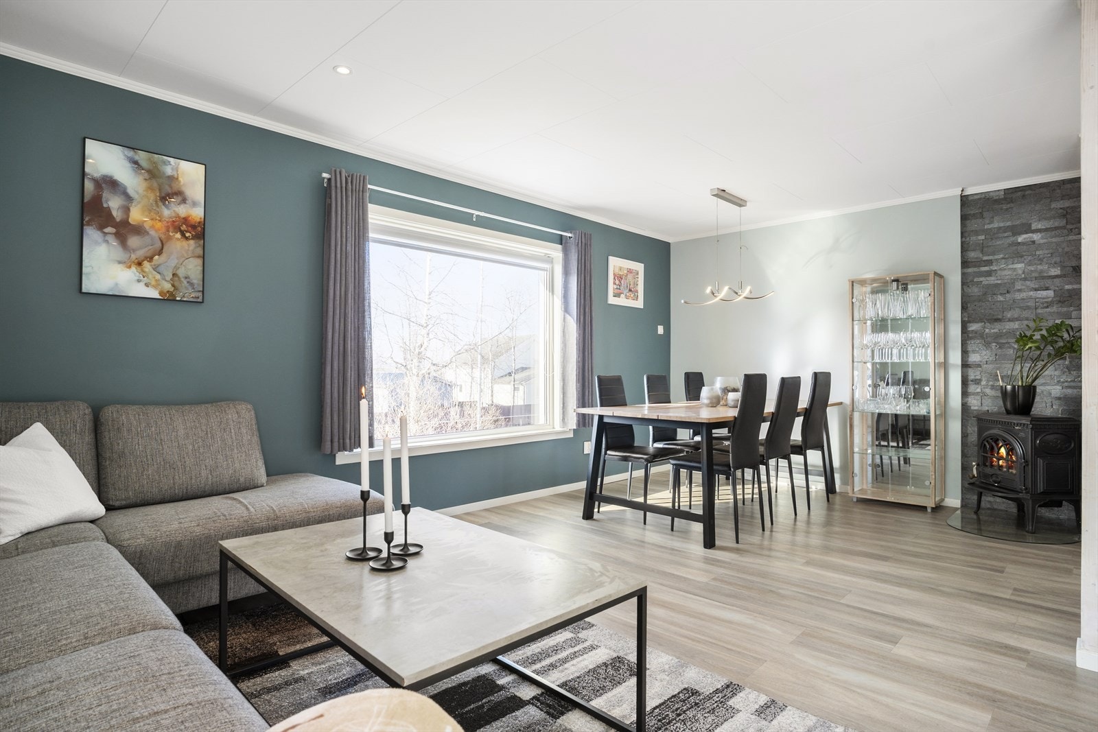 Bolig er oppført over to plan og har hovedetasje i 2.etasje som inneholder stue, kjøkken og adkomst til veranda. Galleribilde