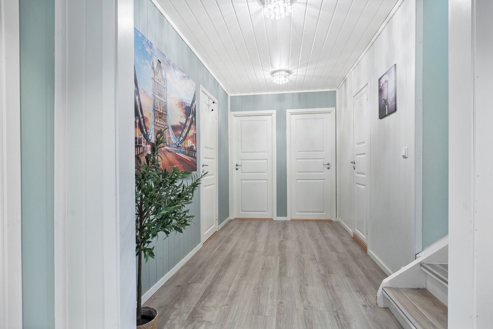 Romlig hall i 1.etasje som leder videre til soverom, walk-in garderobe og badet. Galleribilde