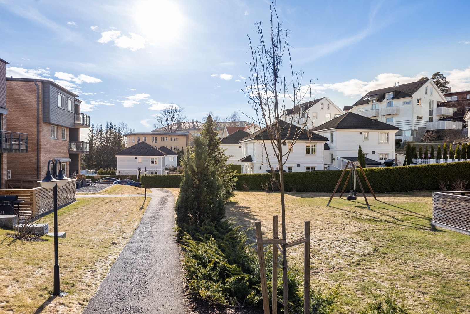 Tilbaketrukket borettslag beliggende i et fint villaområde Galleribilde