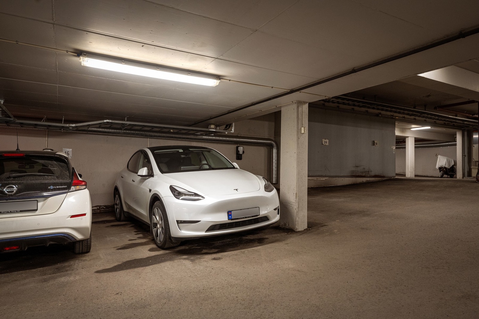 Det medfølger garasjeplass med elbil-lader i felles parkeringskjeller Galleribilde