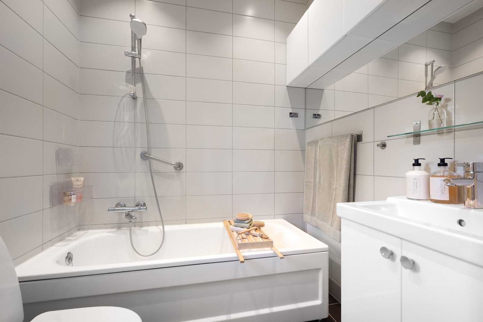 Bad-en-suite er innredet med badekar, servant og toalett og har elektrisk gulvvarme Galleribilde