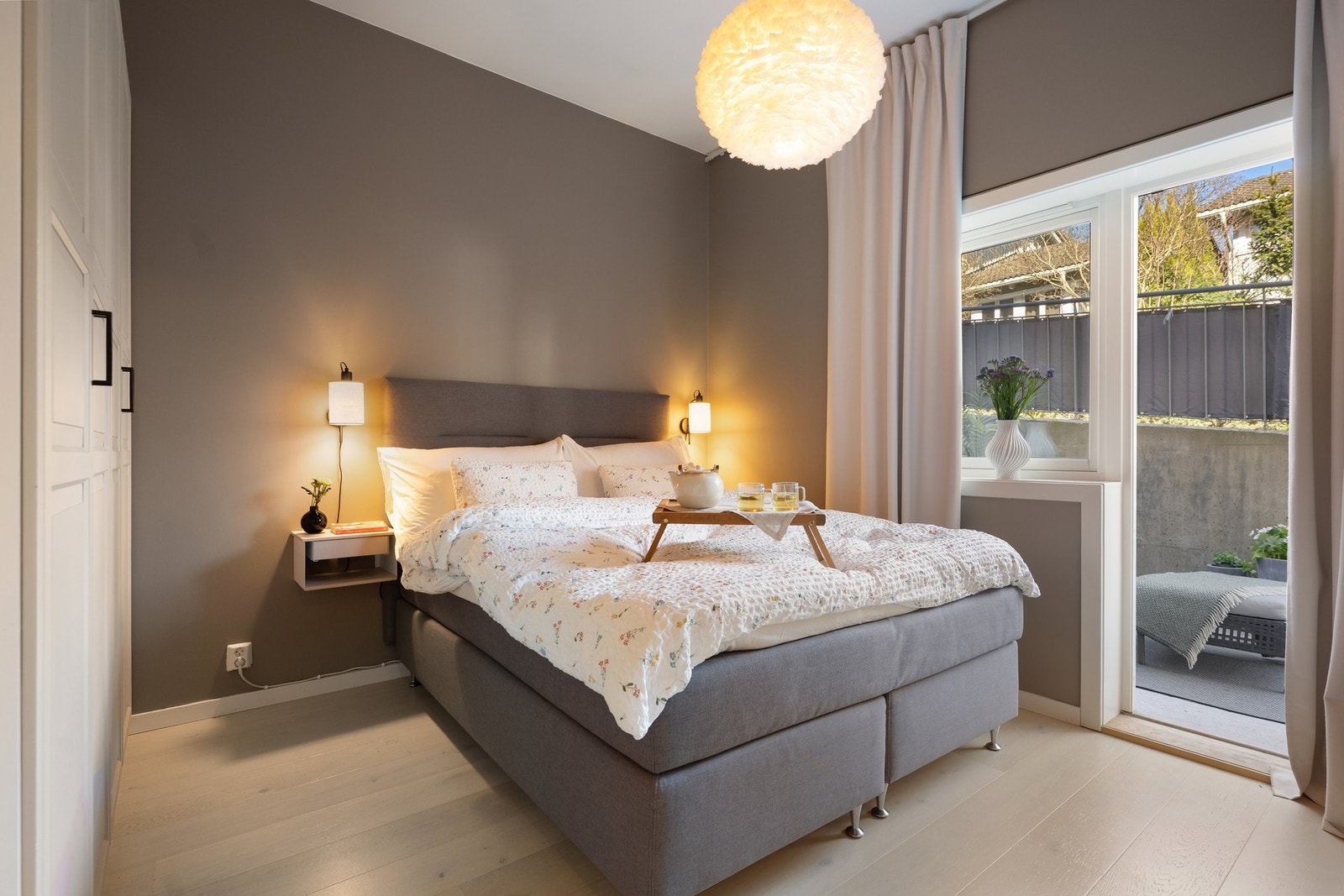 Hovedsoverom en suite, med utgang til skjermet uteplass Galleribilde