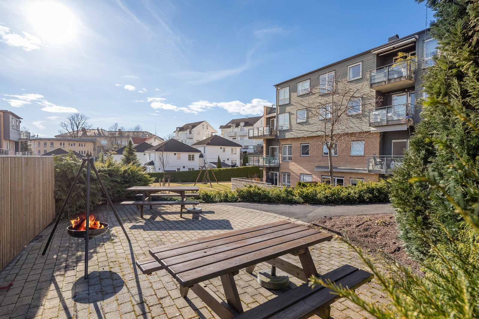 Koselig fellesområde med bålpanne og sitteplass Galleribilde