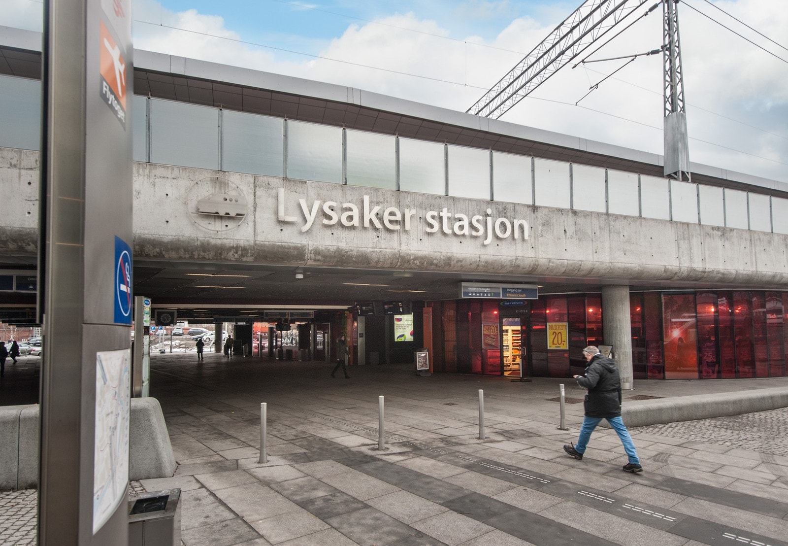 Lysaker stasjon er et kollektivt trafikk knutepunkt, med buss og togforbindelser Galleribilde