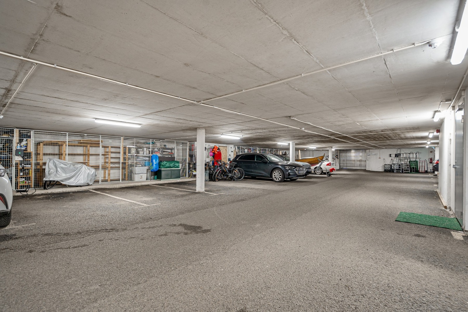 I felles garasjeanlegg, disponerer leiligheten egen parkeringsplass, med bod i tilknytning. Galleribilde