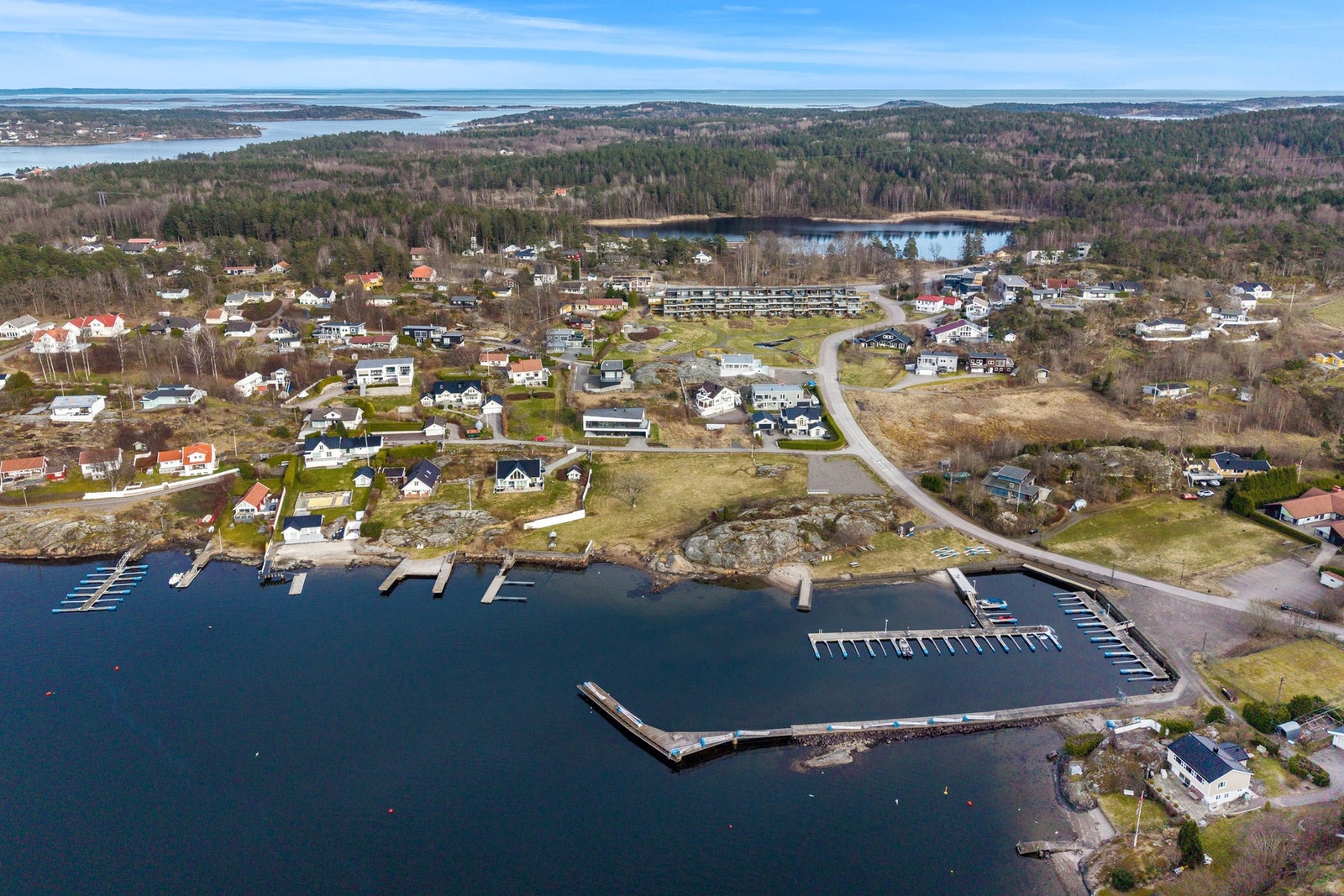 Flott, vestvendt beliggenhet nordvest på Tjøme, rett etter Vrengenbrua. Med sin vestvendte beliggenhet og nærhet til sjøen er eiendommen ypperlig for deg som er glad i sol, sjø og vakker skjærgård. Galleribilde