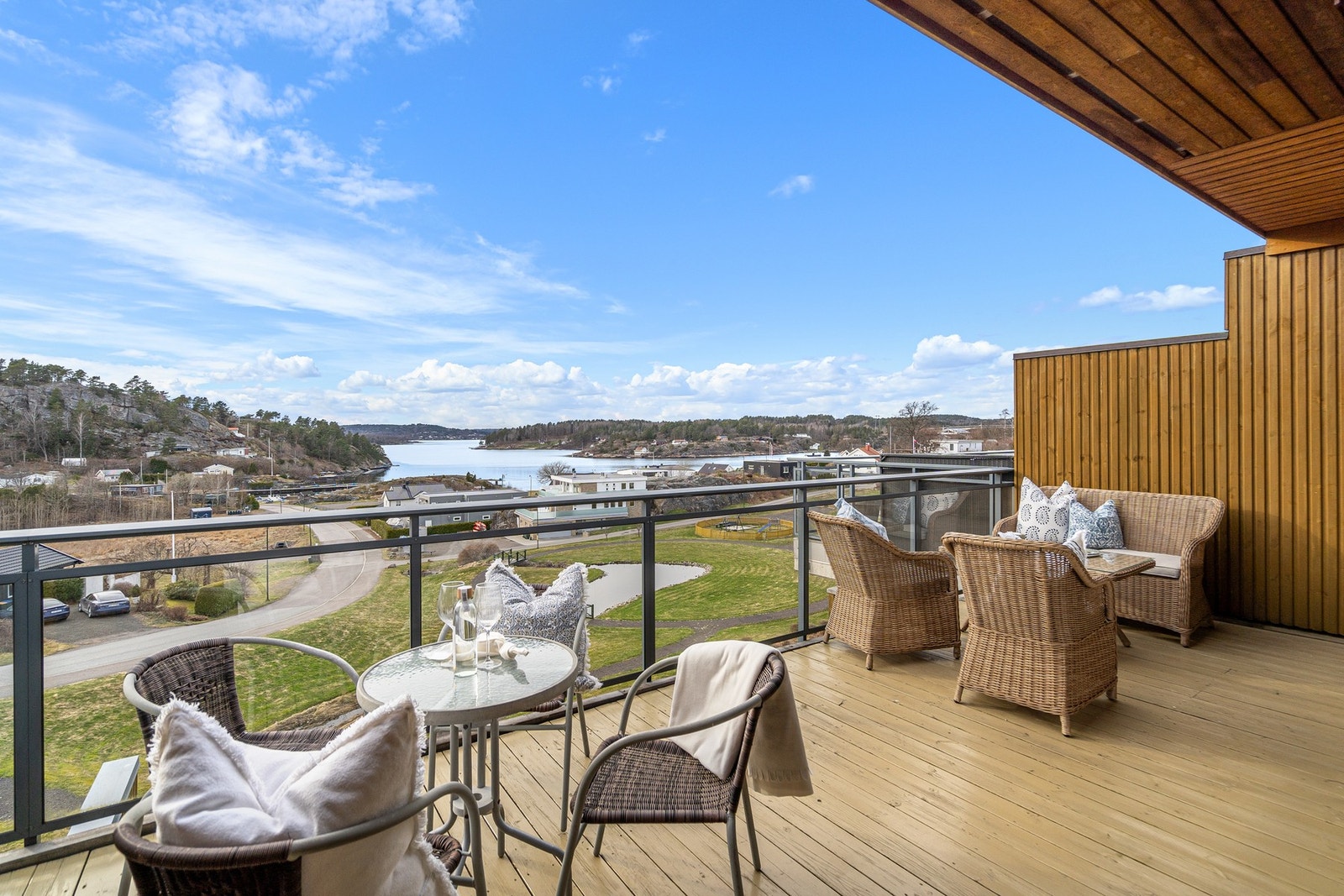Her kan man nyte fantastiske sommerdager, uansett vær. Denne balkongen har mulighet for sittegruppe under tak, helt innerst i kroken. Galleribilde