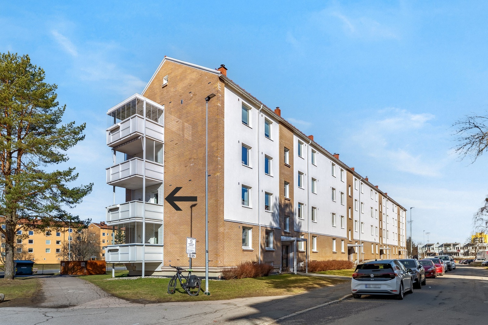 Leiligheten er attraktivt beliggende i 2.etasje, og har adkomst via felles trappeoppgang. Galleribilde