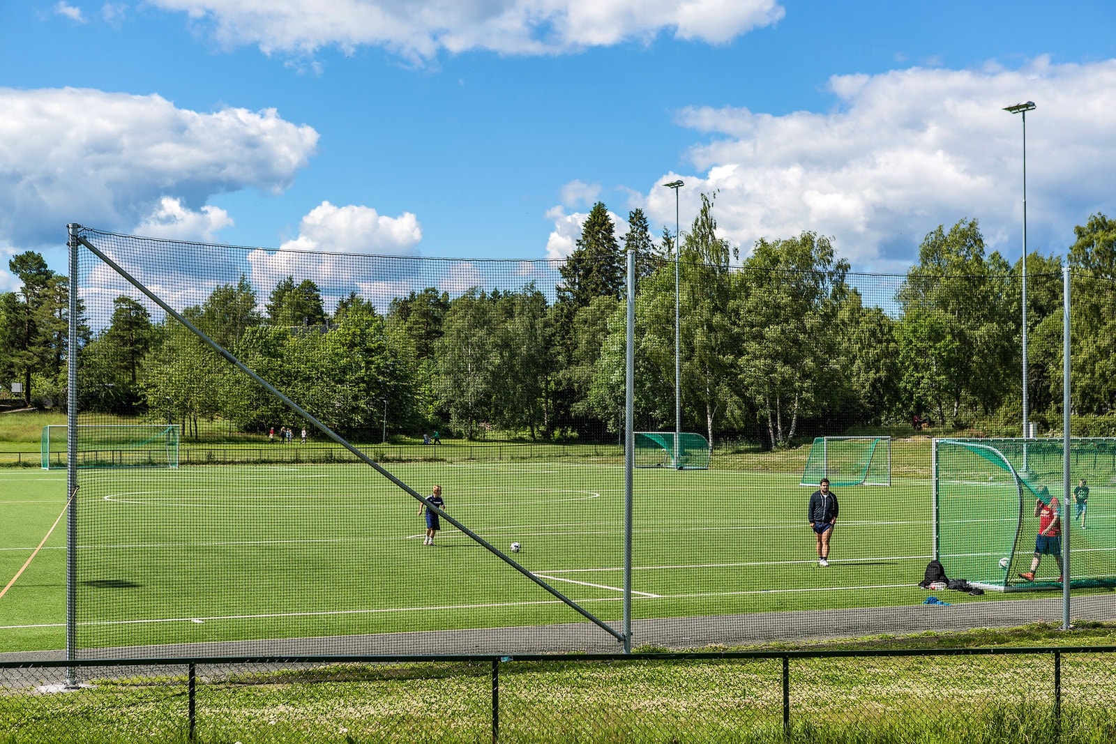 Nærområdet kan ellers by på et bredt aktivitetstilbud. Lambertseter idrettspark, bestående av fotballbaner, friidrettstadion og idrettslekeplass, ligger i kort gangavstand fra leiligheten. Galleribilde