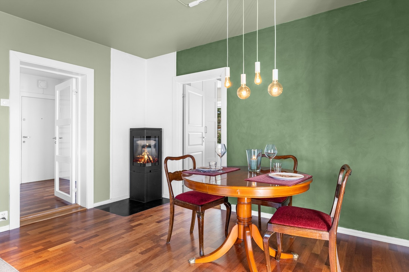 Naturlig plass til spisebord, der måltidene kan nytes i hyggelig lag. Vedovnen gir ekstra hygge og varme på kalde vinterkvelder. Galleribilde