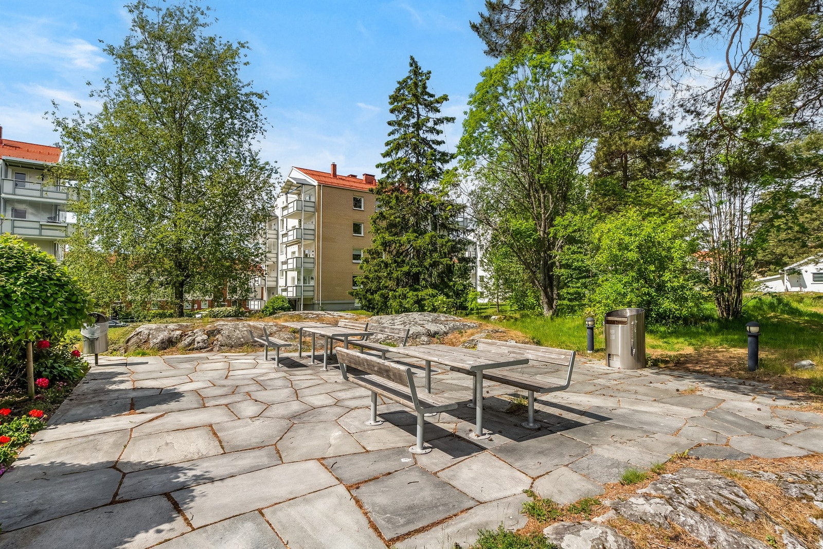 Disse er opparbeidet med gressplen, prydbusker, grillplasser, lekeapparater, mm. Galleribilde