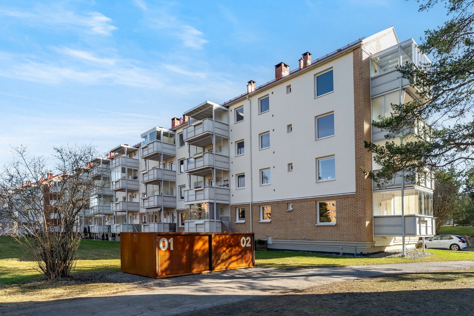 Borettslaget fikk satt opp låsbare sykkelskur i 2025, med lademulighet for el-sykler. Galleribilde