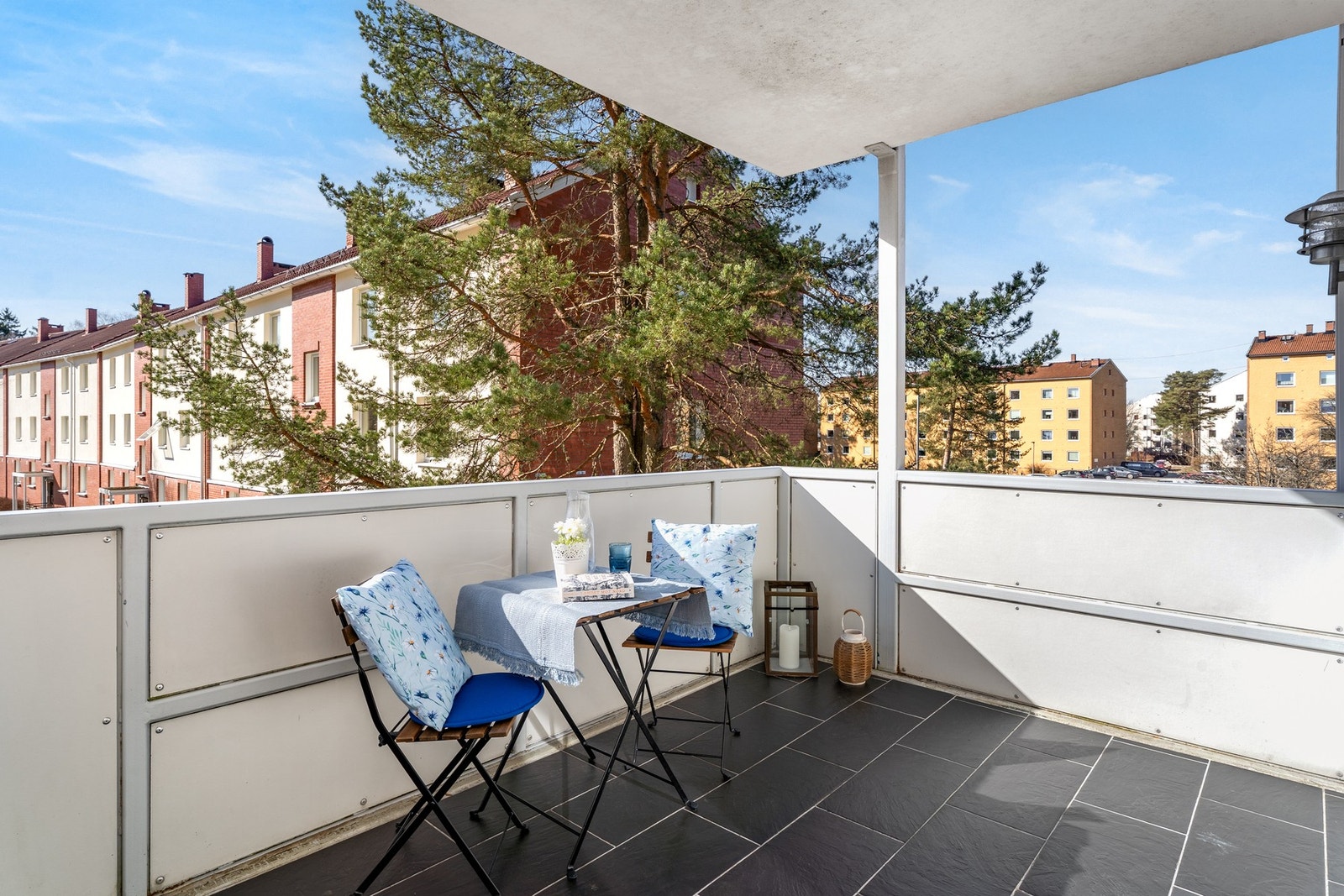 Leiligheten har utgang til sydvendt og overbygd balkong. Størrelse på 8 kvm gir mulighet for ulike balkongmøbler. Galleribilde