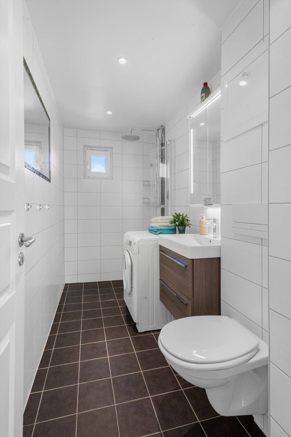 Leiligheten har et pent, flislagt bad (2014) med varme i gulv. Eget dusjhjørne og moderne baderomsmøblement. Badet er rehabilitert i regi av borettslaget. Galleribilde