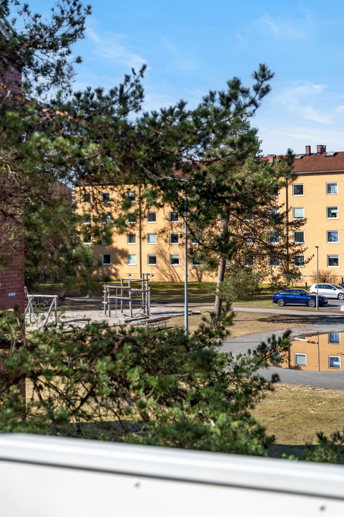 Fra balkongen og innvendig i leiligheten, har du hyggelig utsikt mot borettslagets fellesområde. Du har også utsyn mot lekeplass. Galleribilde