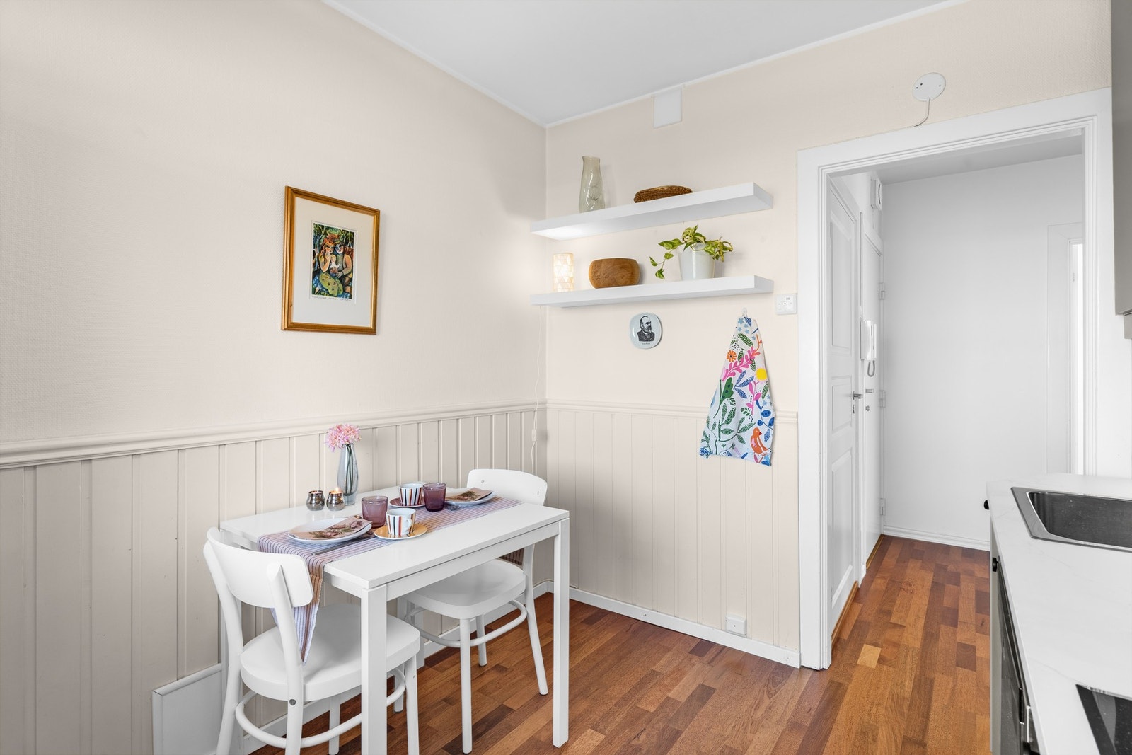 Hyggelig med plass til spiseplass, der frokosten kan inntas. Galleribilde