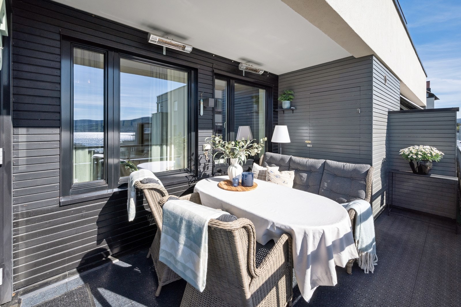 På balkongen er det også god plass til spisebord. Praktisk utebod. Galleribilde
