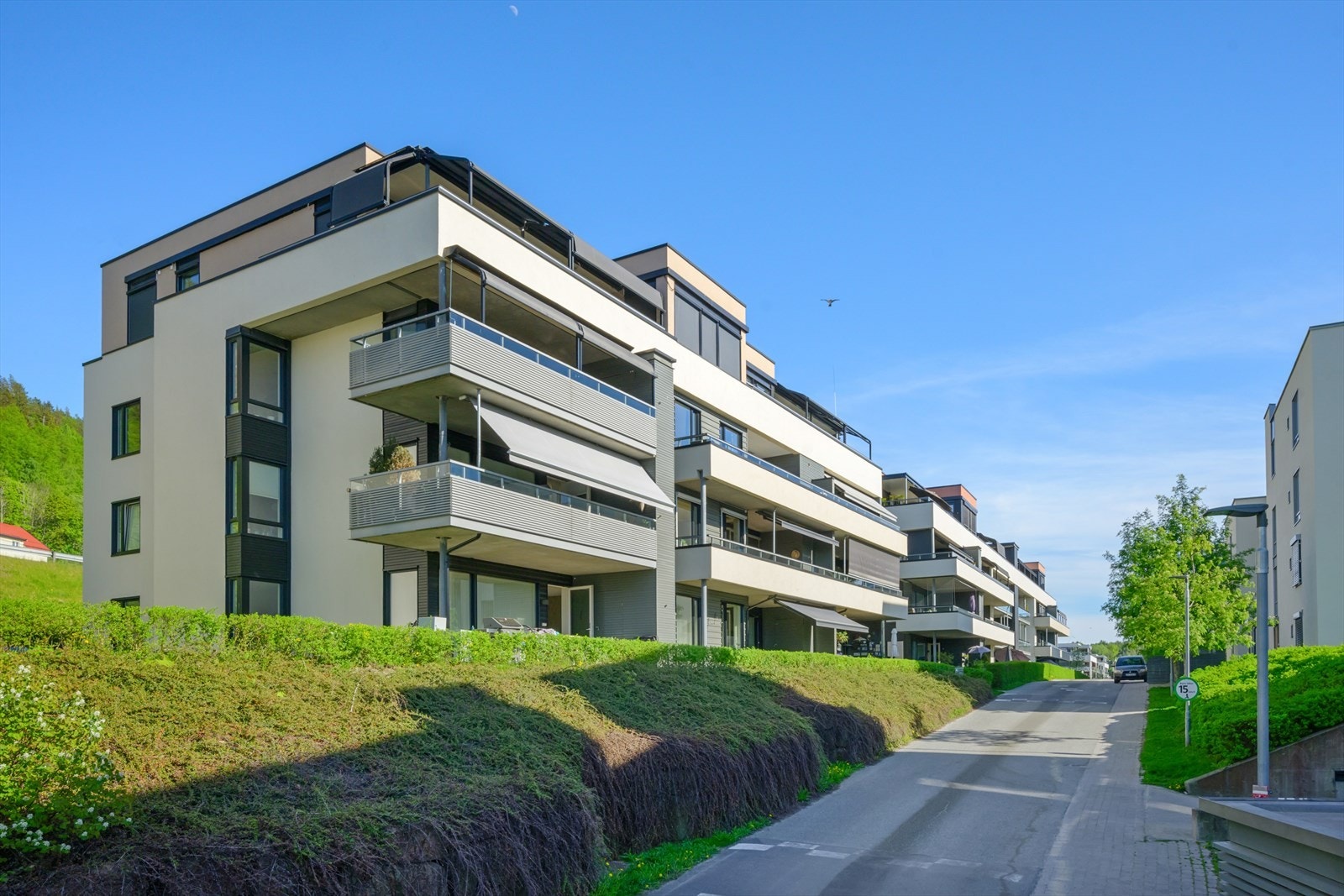Leiligheten ligger flott til med gode solforhold og flott utsikt over
Drammensfjorden. Galleribilde