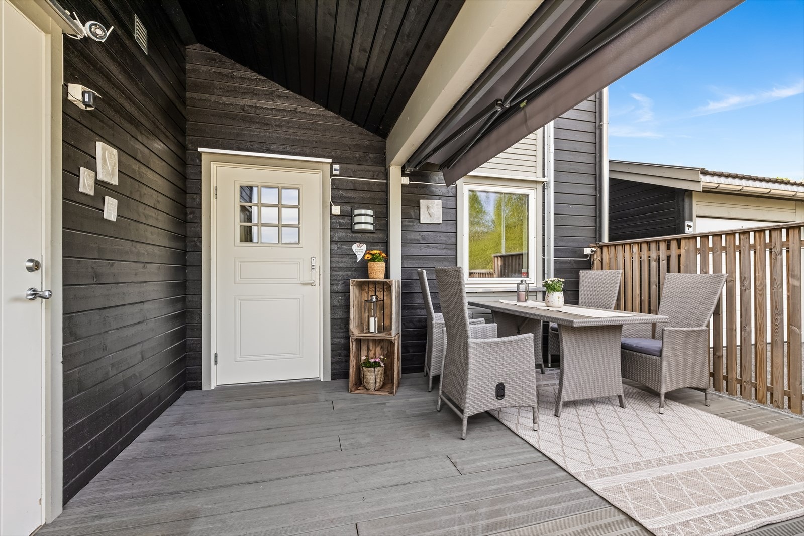Overbygget inngangsparti med adkomst til utebod. Det er terrasse ved inngangsparti på ca. 14 m² . Galleribilde