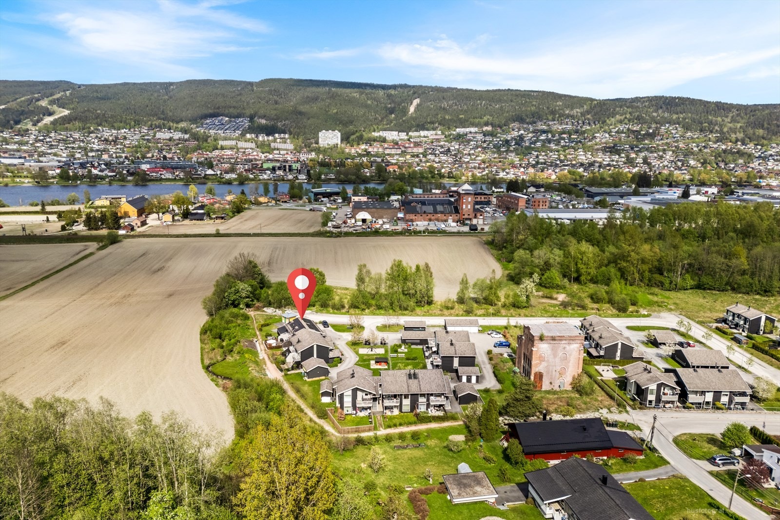 Her bor man i et etablert og barnevennlig nabolag med nærhet til barne- og ungdomsskole Galleribilde