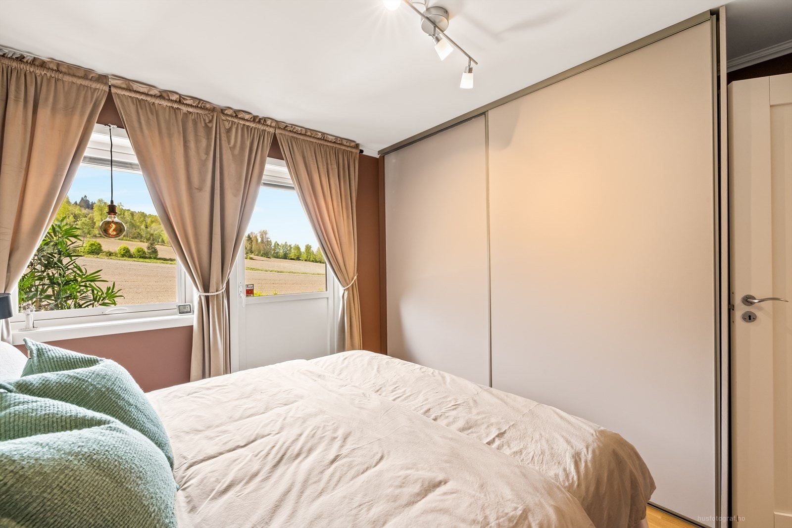 Fra hovedsoverommet har man utgang til en syd-vestvendt balkong med fri utsikt. Galleribilde