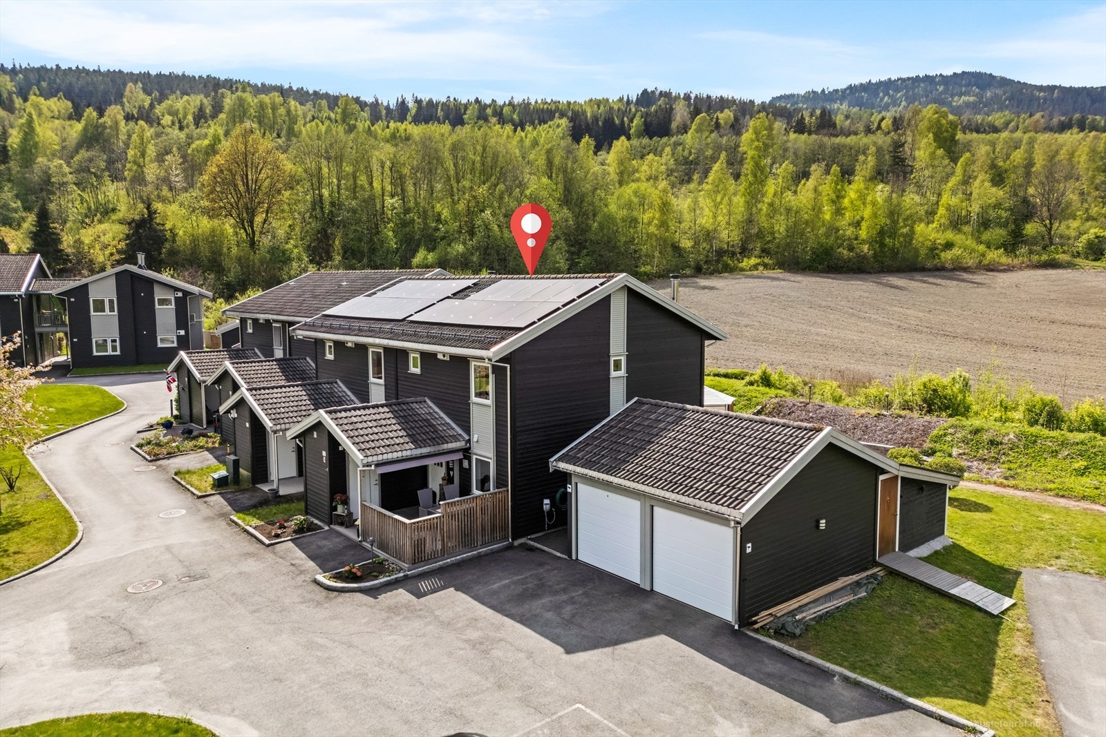 Tilhørende en garasjeplass m/ elbil-lader ved siden av boligen. Garasjeplassen er den til høyre i dobbeltgarasjen. Galleribilde
