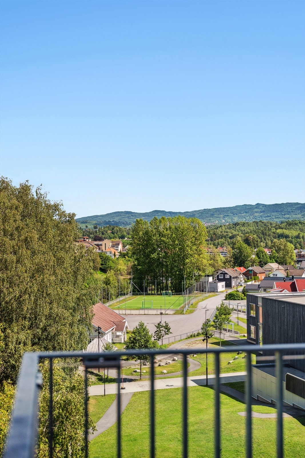 Vakkert utsyn mot Haug og flott overblikk over den populære ballbingen på Benterud, et levende nærmiljø rett utenfor døren. Galleribilde