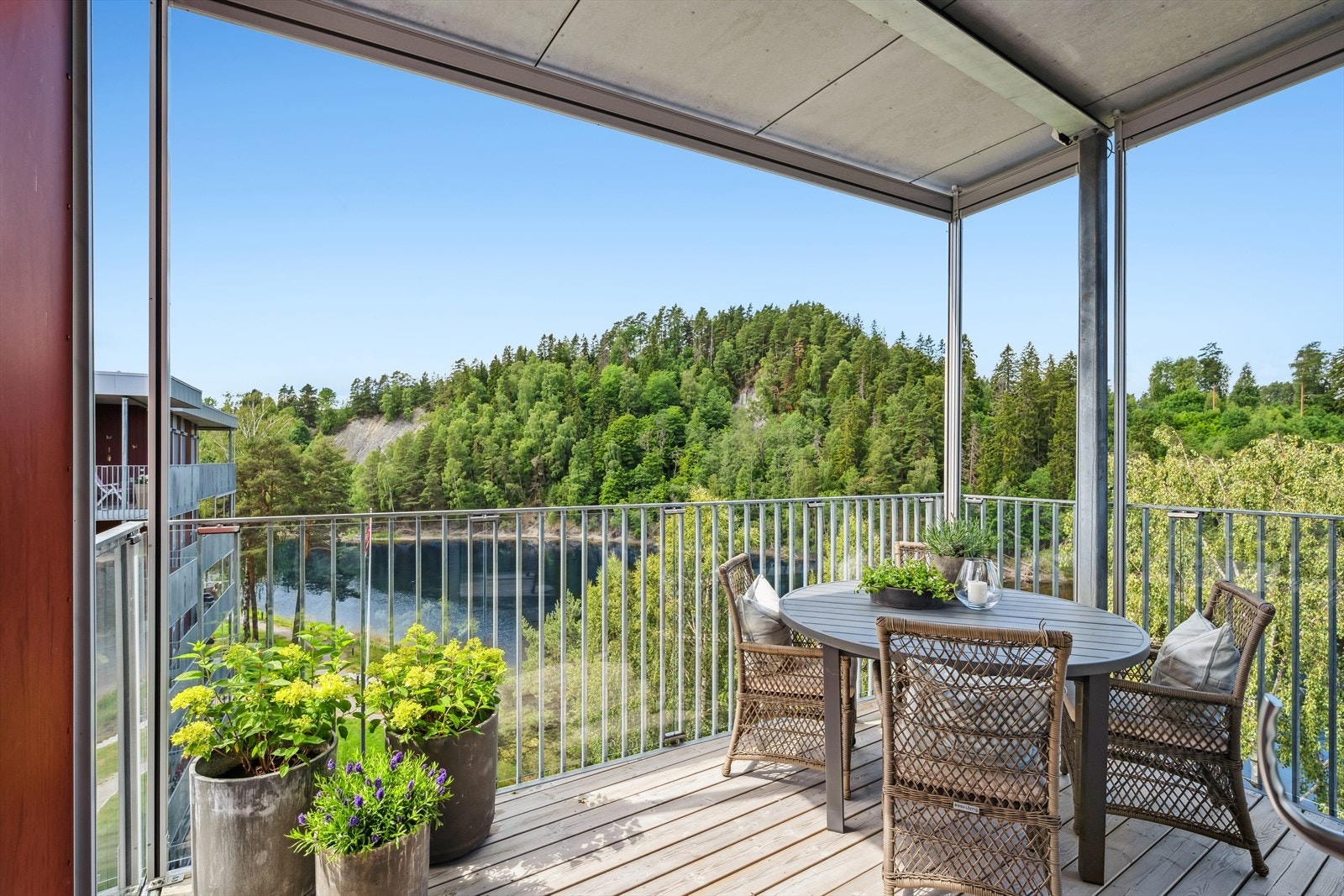 Tilhørende leiligheten er to flotte balkonger med stålrekkverk og glass som gir både skjerming og fri utsikt mot Storelva. Galleribilde