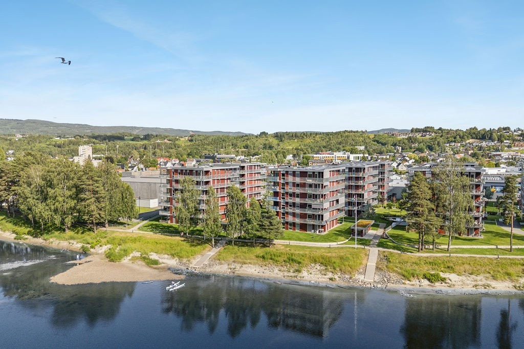 Boligen kjennetegnes av god takhøyde, store vindusflater og plasstilpasset integrert innredning som gir et helhetlig og eksklusivt uttrykk. Langs Storelva i Hønefoss er det etablert en vakker tursti som heter Elvelangs... Galleribilde