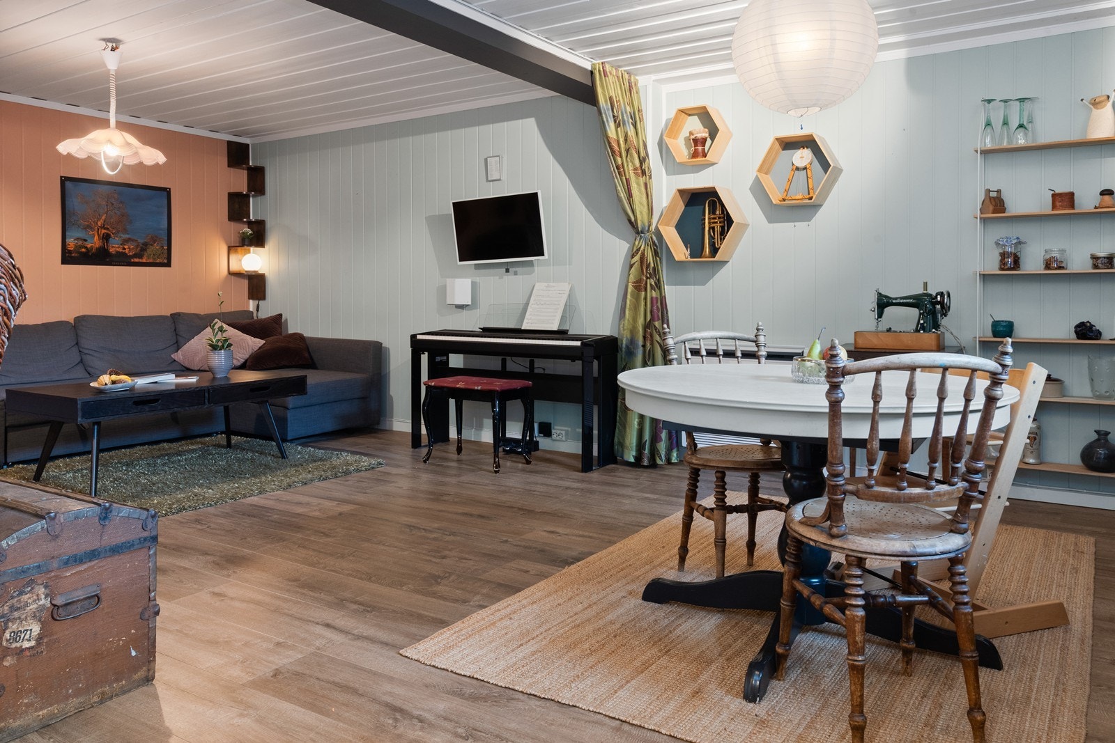 Den åpne løsningen gir gode møbleringsmuligheter for både sofagruppe og spiseplass. Galleribilde