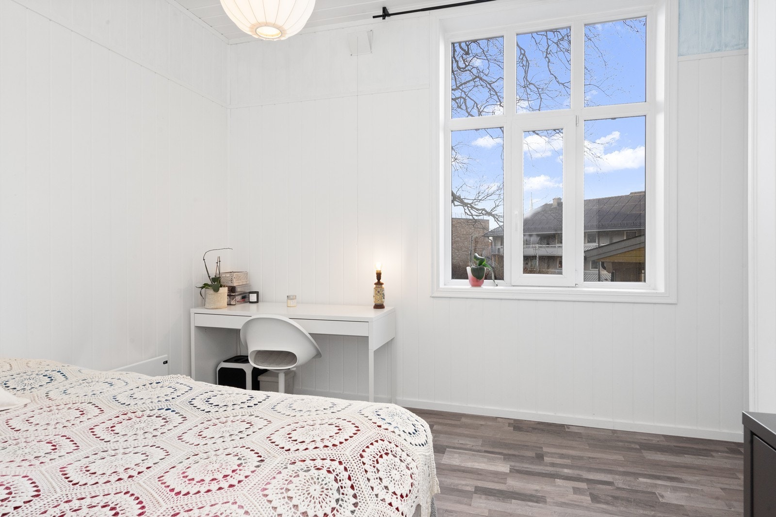 Hovedsoverommet har god plass til dobbeltseng og oppbevaringsløsninger. Galleribilde