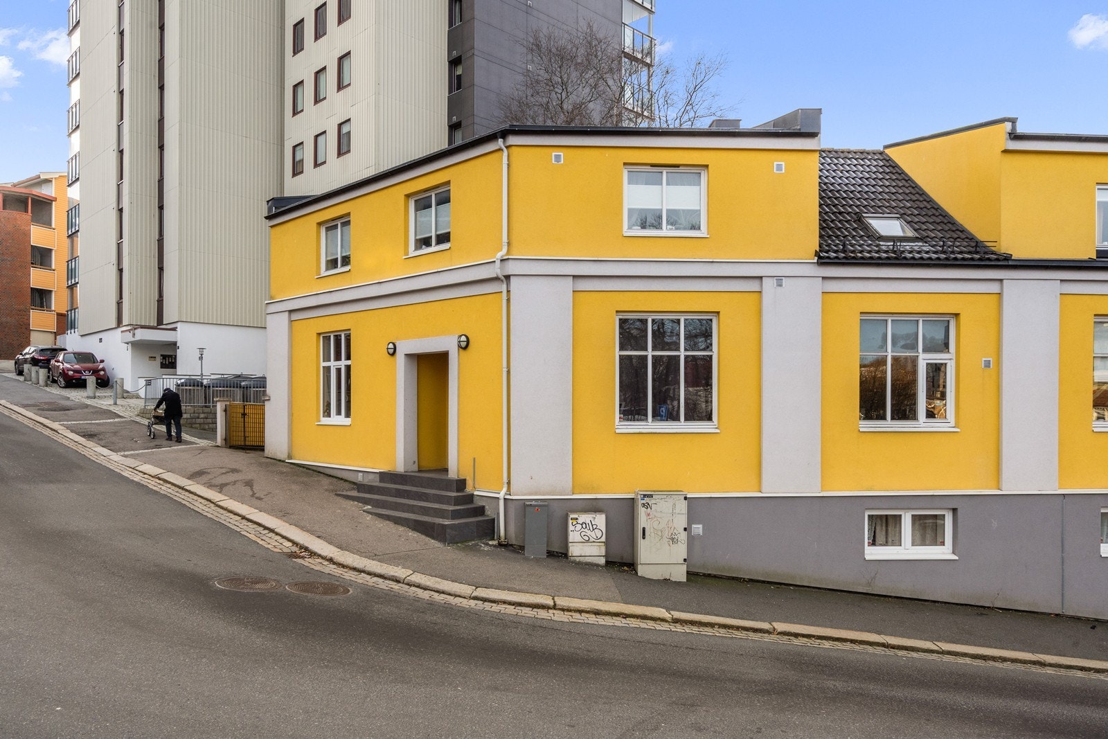 Leiligheten er del av et lite sameie med fire seksjoner, med gangavstand til togstasjon og byens fasiliteter. Galleribilde