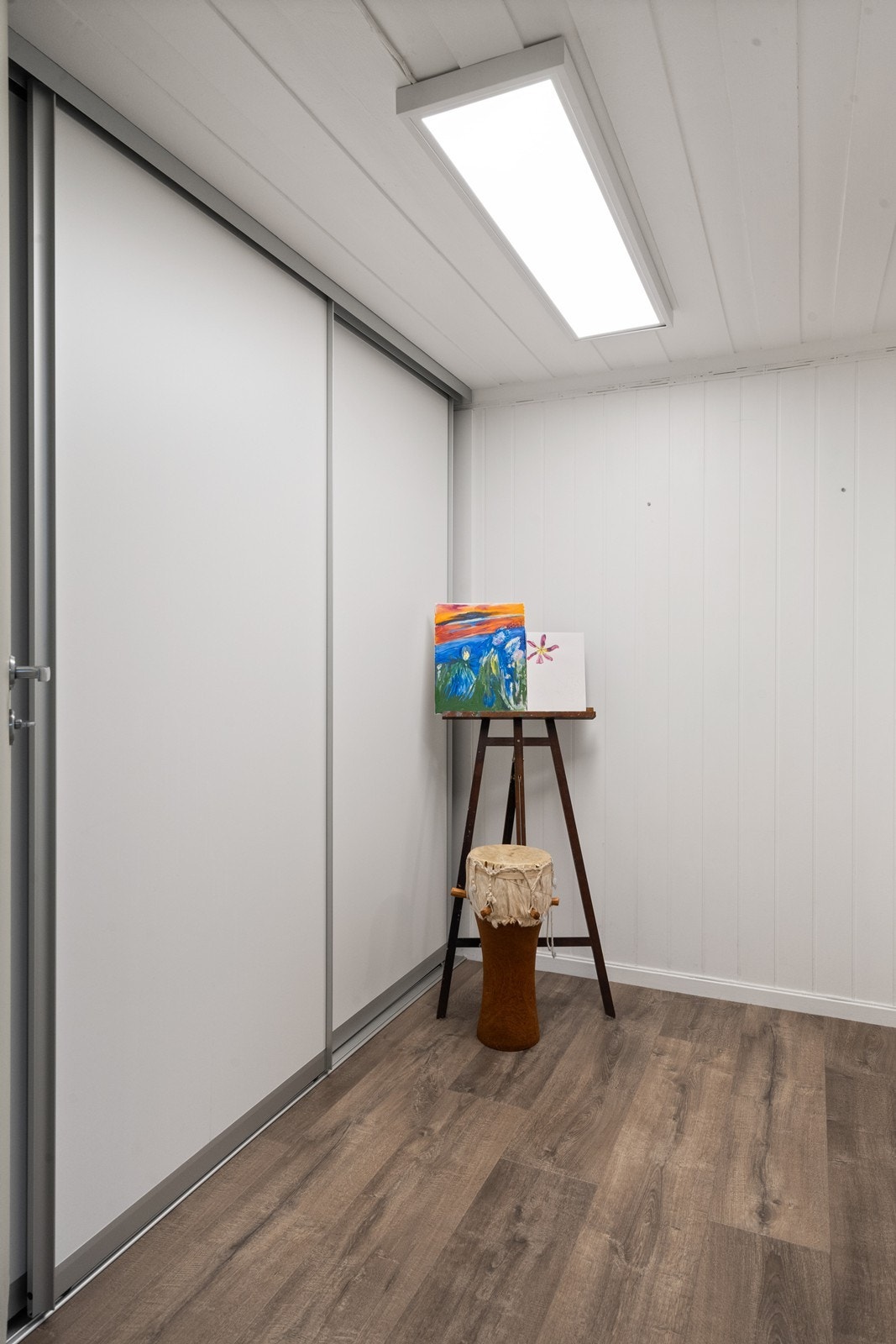 I tillegg til dette garderoberommet, har kjelleren også en praktisk, separat bod. Galleribilde