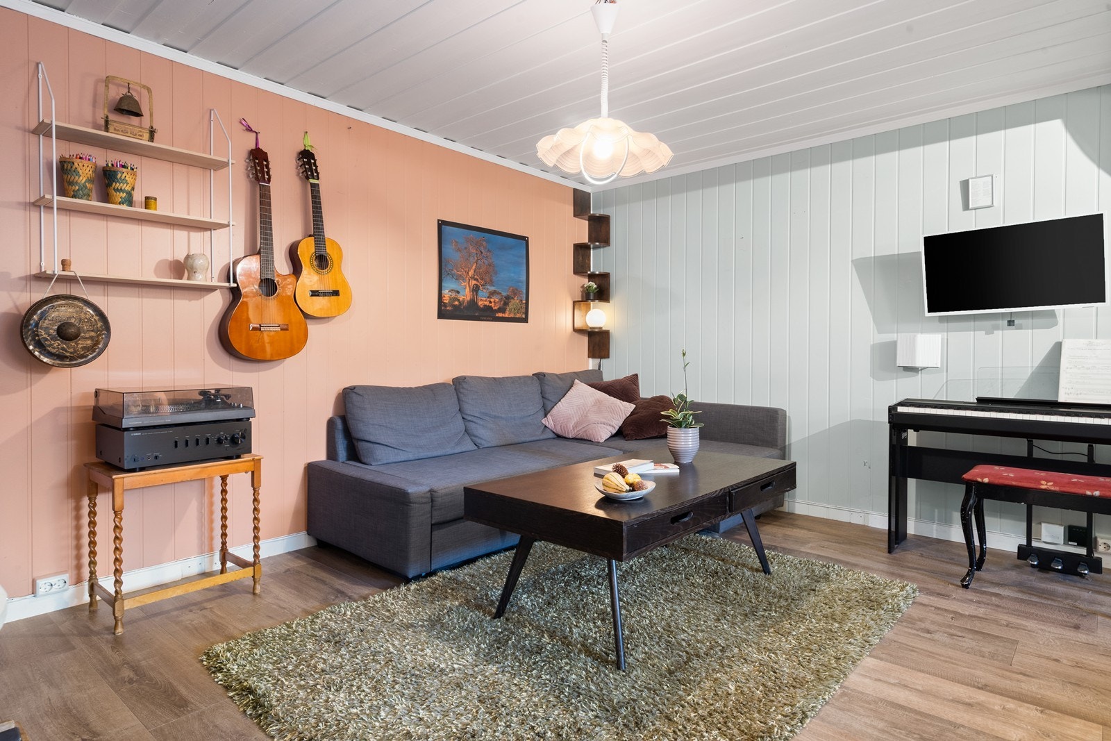 Stuen er en del av den åpne løsningen i kjelleretasjen, med plass til en hyggelig sofakrok. Galleribilde