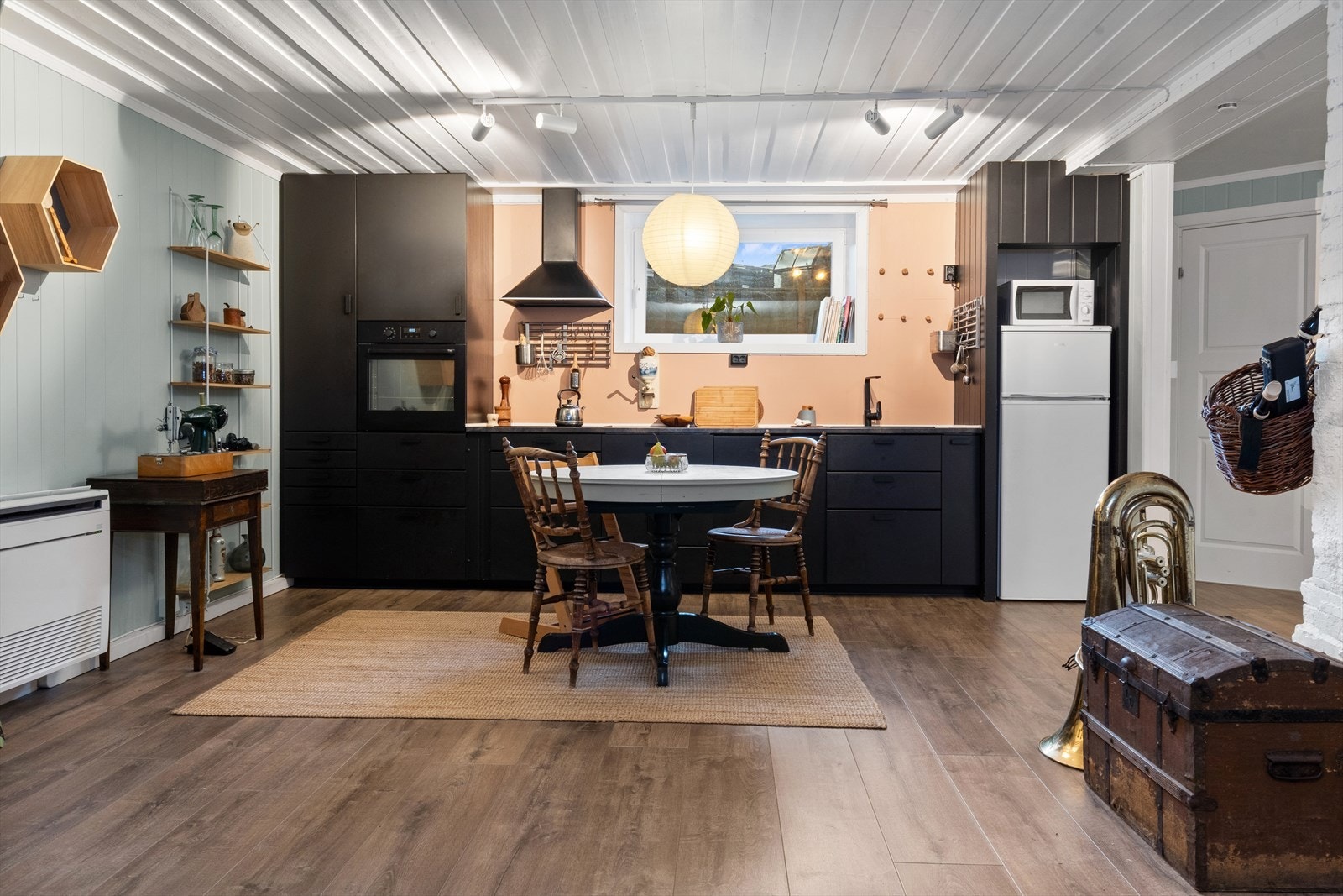 Moderne IKEA-kjøkken fra 2021 i åpen løsning med stuen. Galleribilde