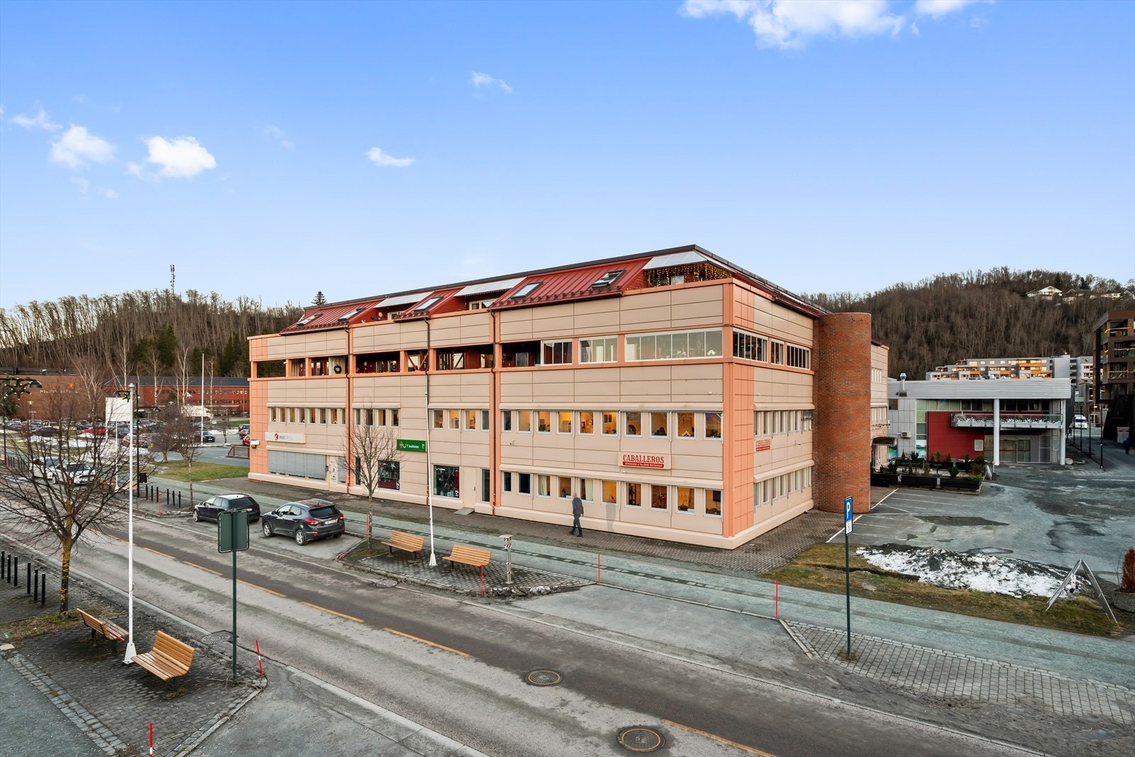 Velkommen til Rådhusvegen 3 - en romslig toppleilighet sentralt på Melhus! Foto: Interiørfoto v/ Haukdal Galleribilde