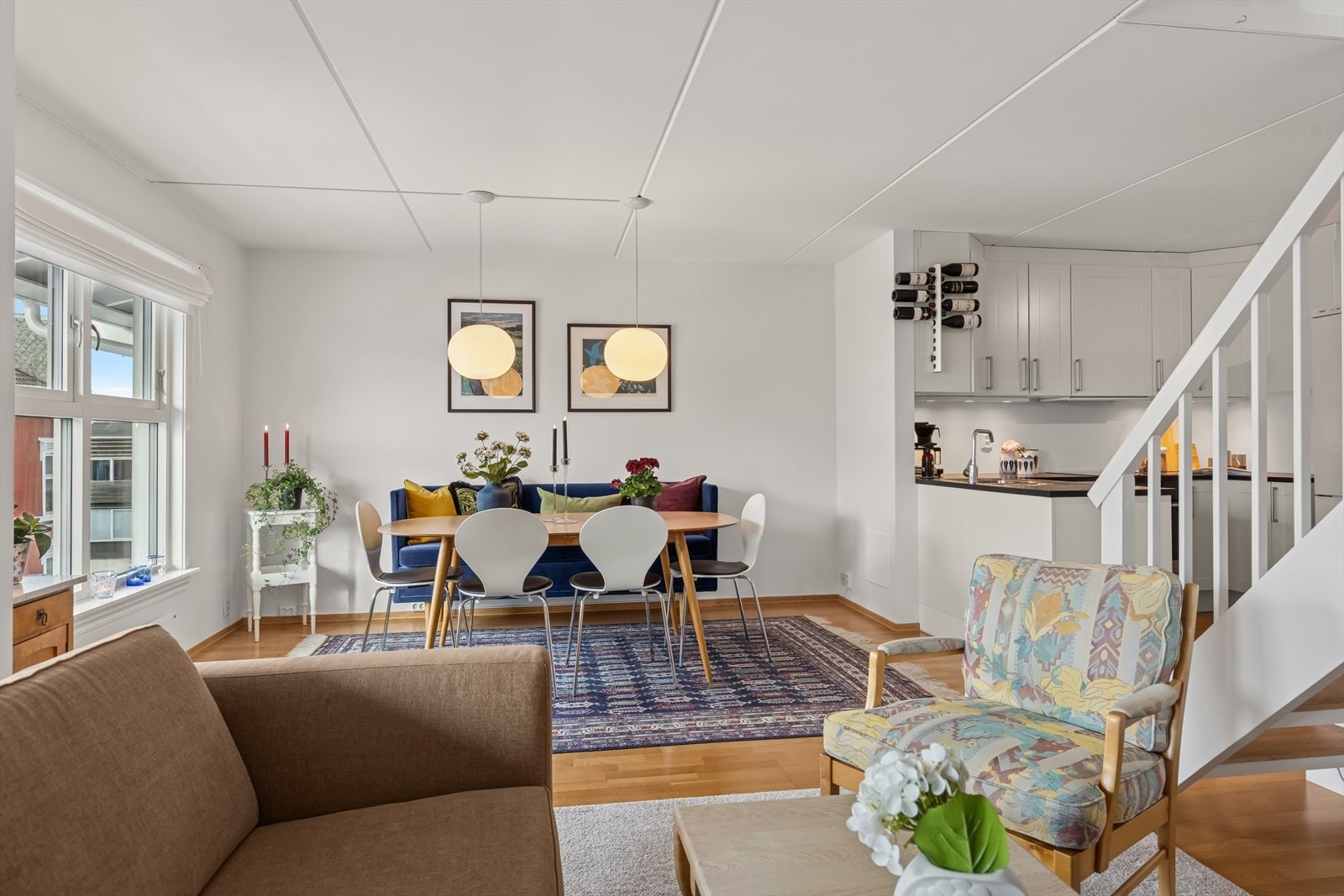 Stuen i 2. etasje har parkett på gulvet og en innvendig trapp som leder opp til loftstuen. Galleribilde