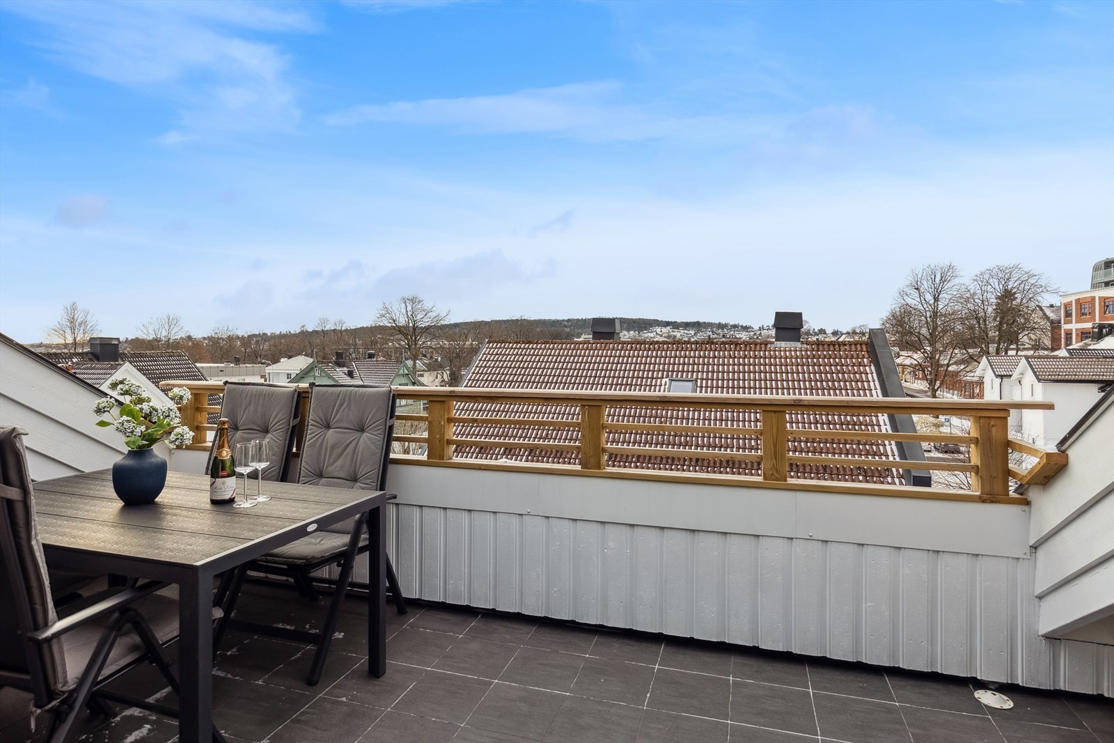I 2013 ble takterrassen pigget opp og restaurert med nytt sluk og membran. Det ble flislagt og ny panel på vegger. Skyvedøren er fra 2023. Galleribilde