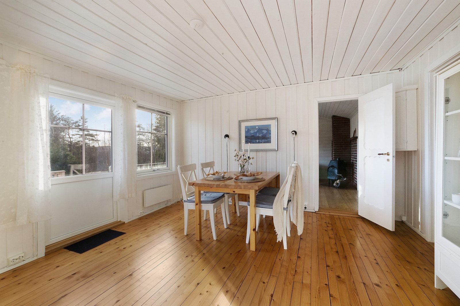 Vinduene er fra 2012 og slipper inn rikelig med dagslys. Galleribilde