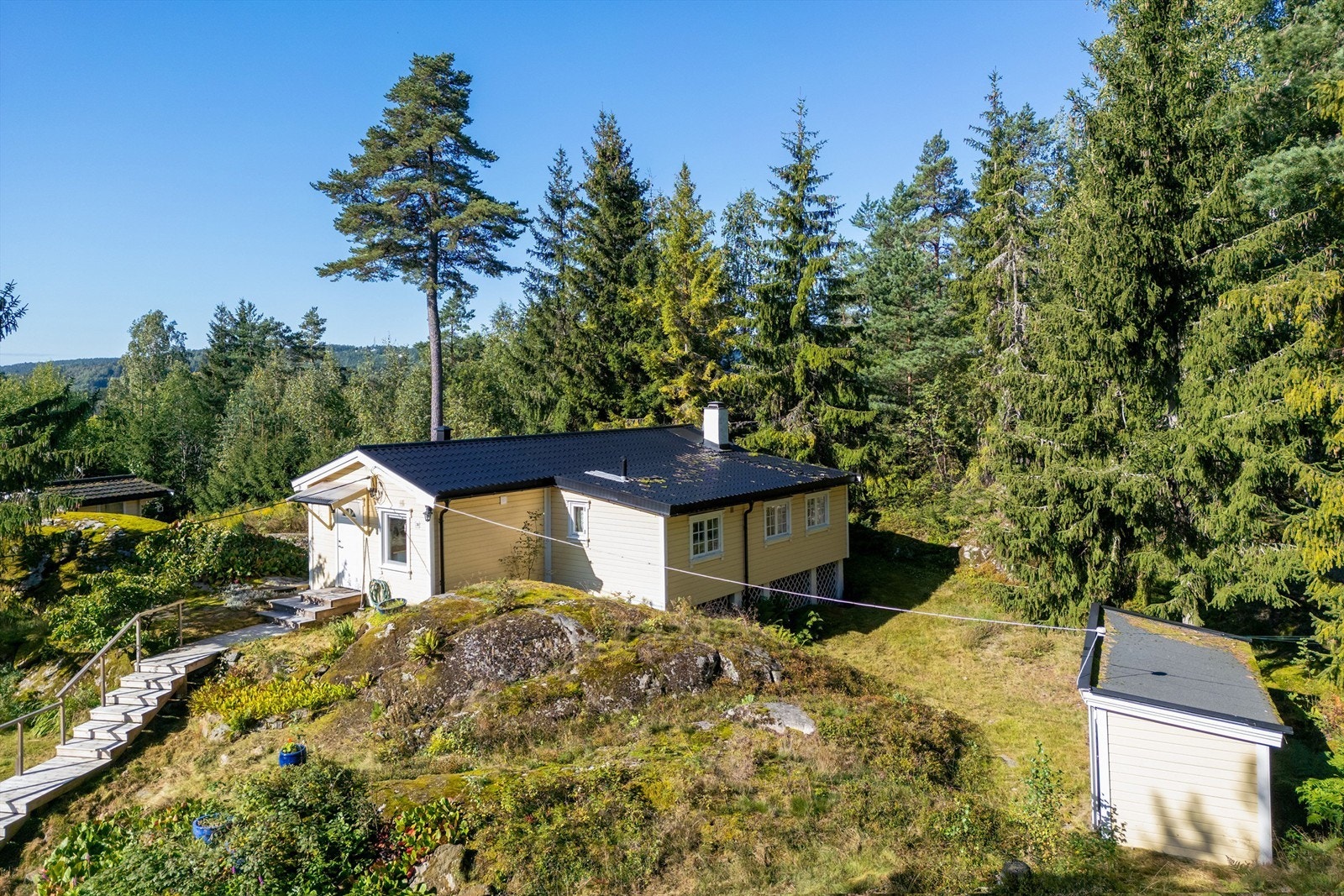 En idyllisk fritidsbolig med en tilbaketrukket beliggenhet og skogen som nærmeste nabo. Galleribilde
