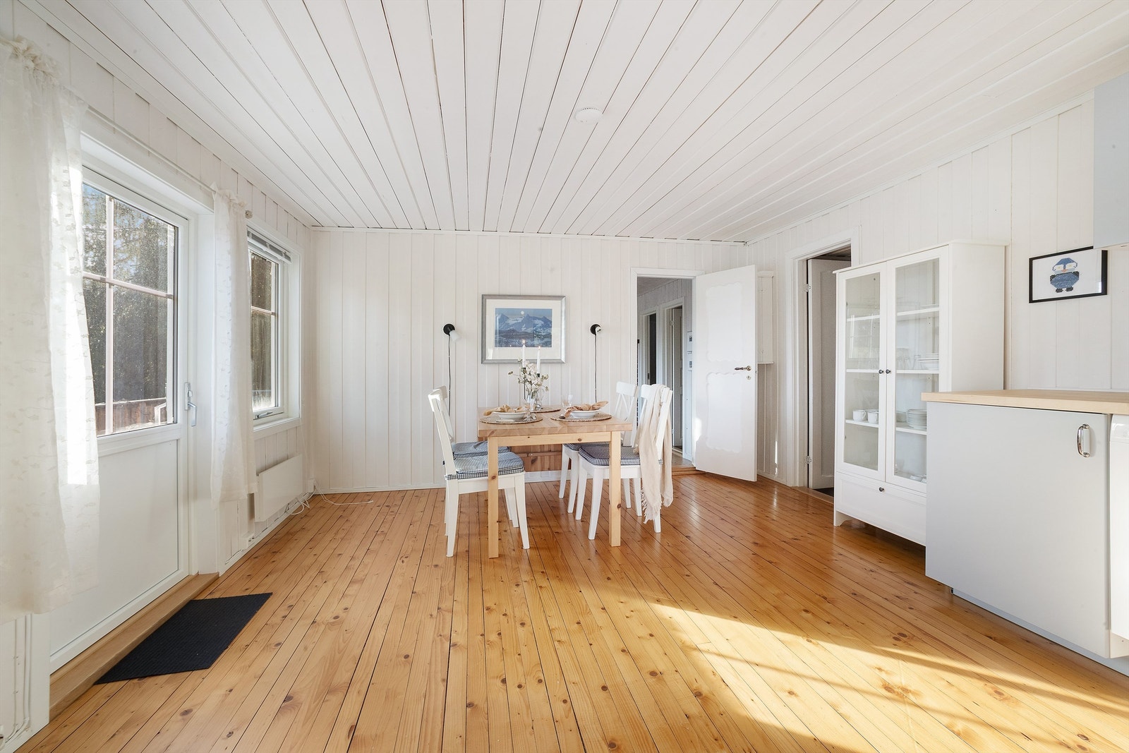 Fra spiseplassen er det, i likhet med stuen, direkte utgang til den store, sydvendte terrassen. Galleribilde