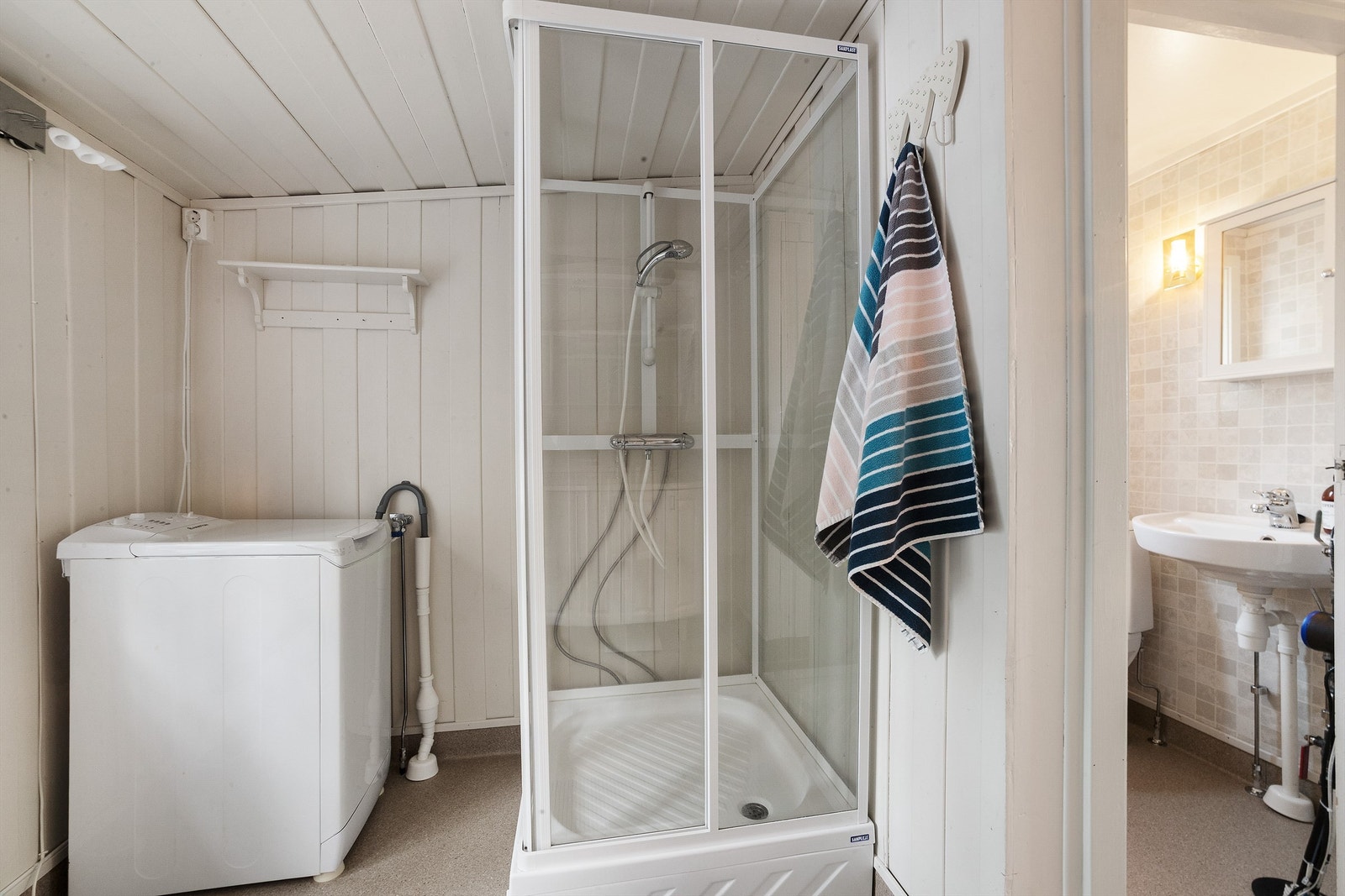 Her er det et praktisk dusjkabinett. Fra badet er det adkomst til et separat toalettrom. Galleribilde