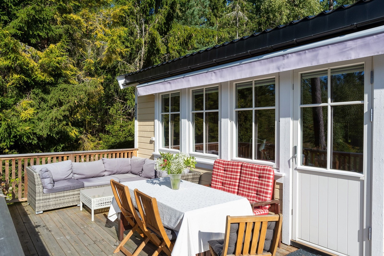 Den store, sydvendte terrassen på 28 m² er en naturlig forlengelse av hyttas sosiale soner. Galleribilde