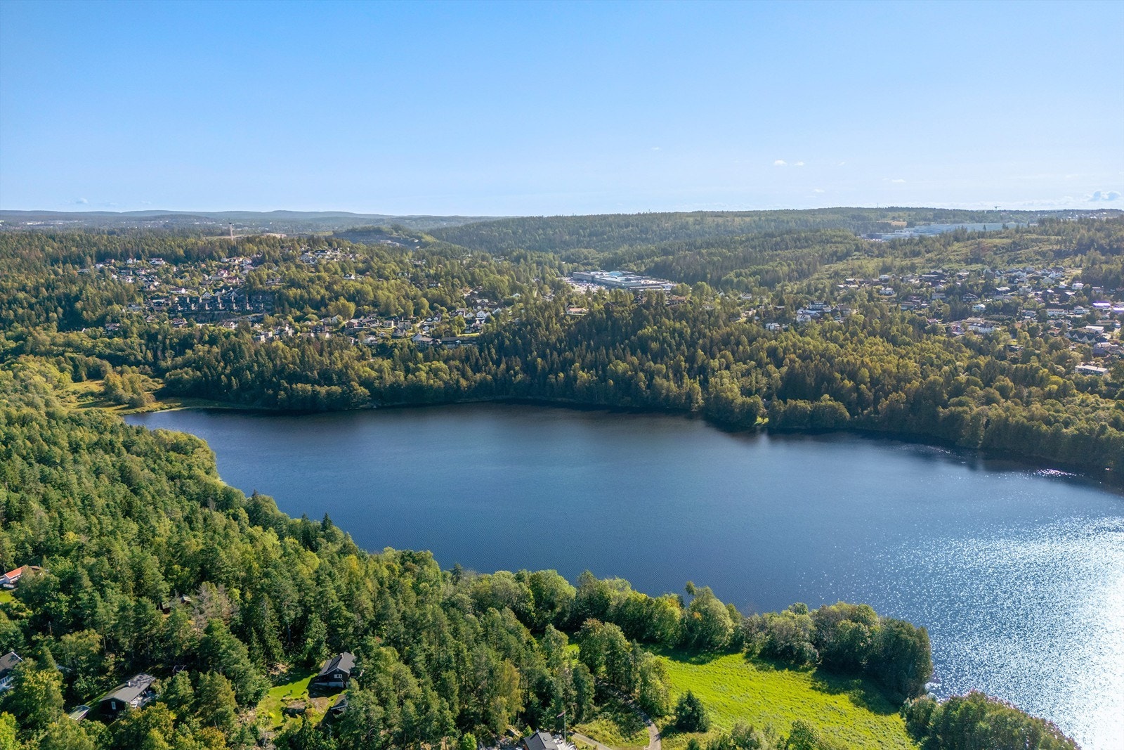 Med umiddelbar nærhet til Pollevannet og kun fem minutters kjøring til Breivoll badeplass, er veien kort til et avkjølende bad. Galleribilde