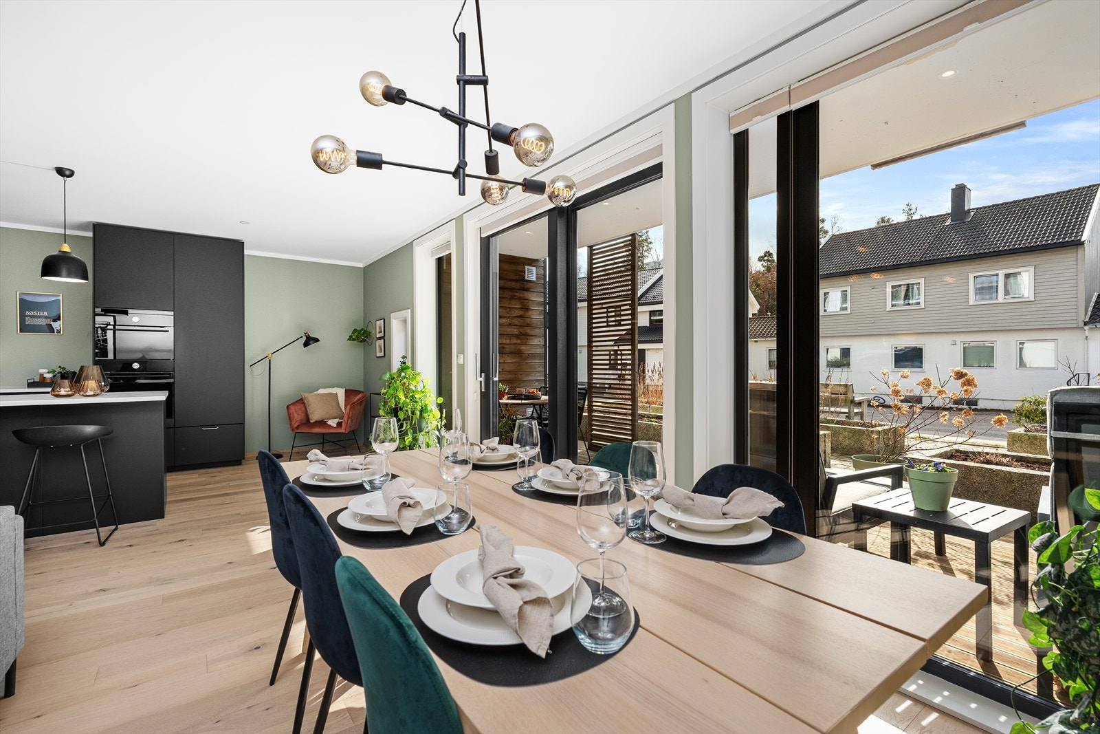 Velkommen inn! Leiligheten har en innholdsrik planløsning hvor du i tillegg til bad, har et separat toalettrom og en innvendig bod. Terrassedøren kan låses fra utsiden, som er praktisk dersom du bruker denne utgangen. Galleribilde